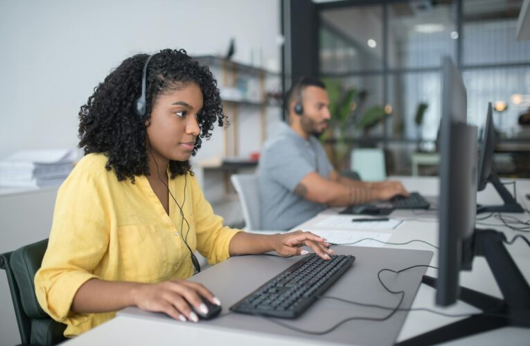 Jak firma call center może pomóc w pozyskaniu nowych klientów?